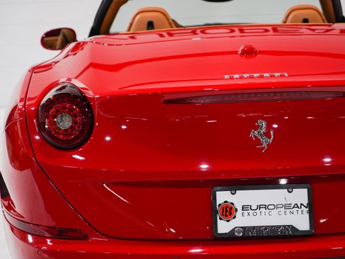Used 2015 Ferrari California T RWD image 37