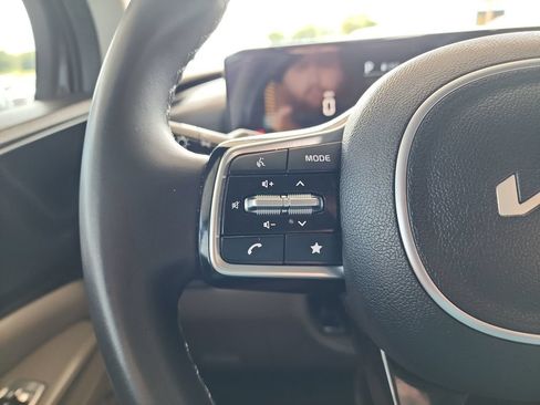 Used 2025 Kia Carnival FWD image 22