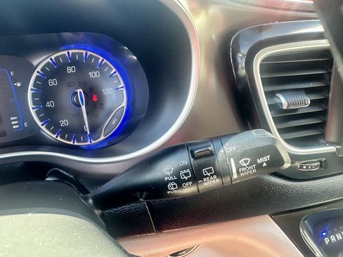 Used 2018 Chrysler Pacifica Touring-L image 15