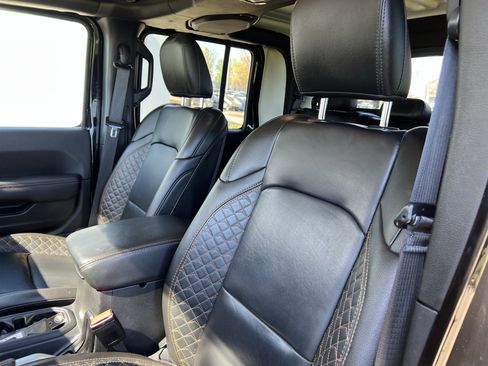 Used 2023 Jeep Gladiator Overland image 16