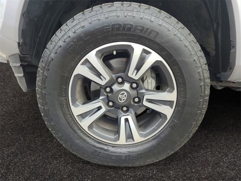 Used 2019 Toyota Tacoma TRD Sport image 14