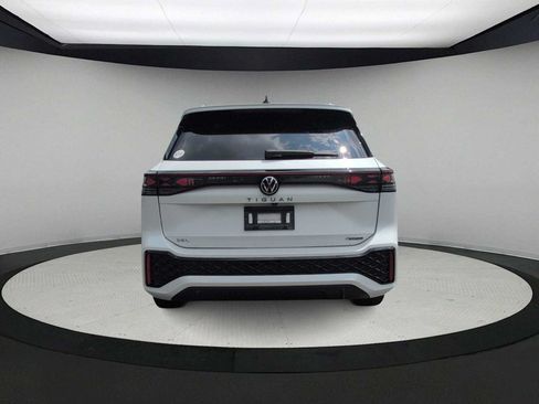 Used 2025 Volkswagen Tiguan SEL R-Line AWD/4WD image 7