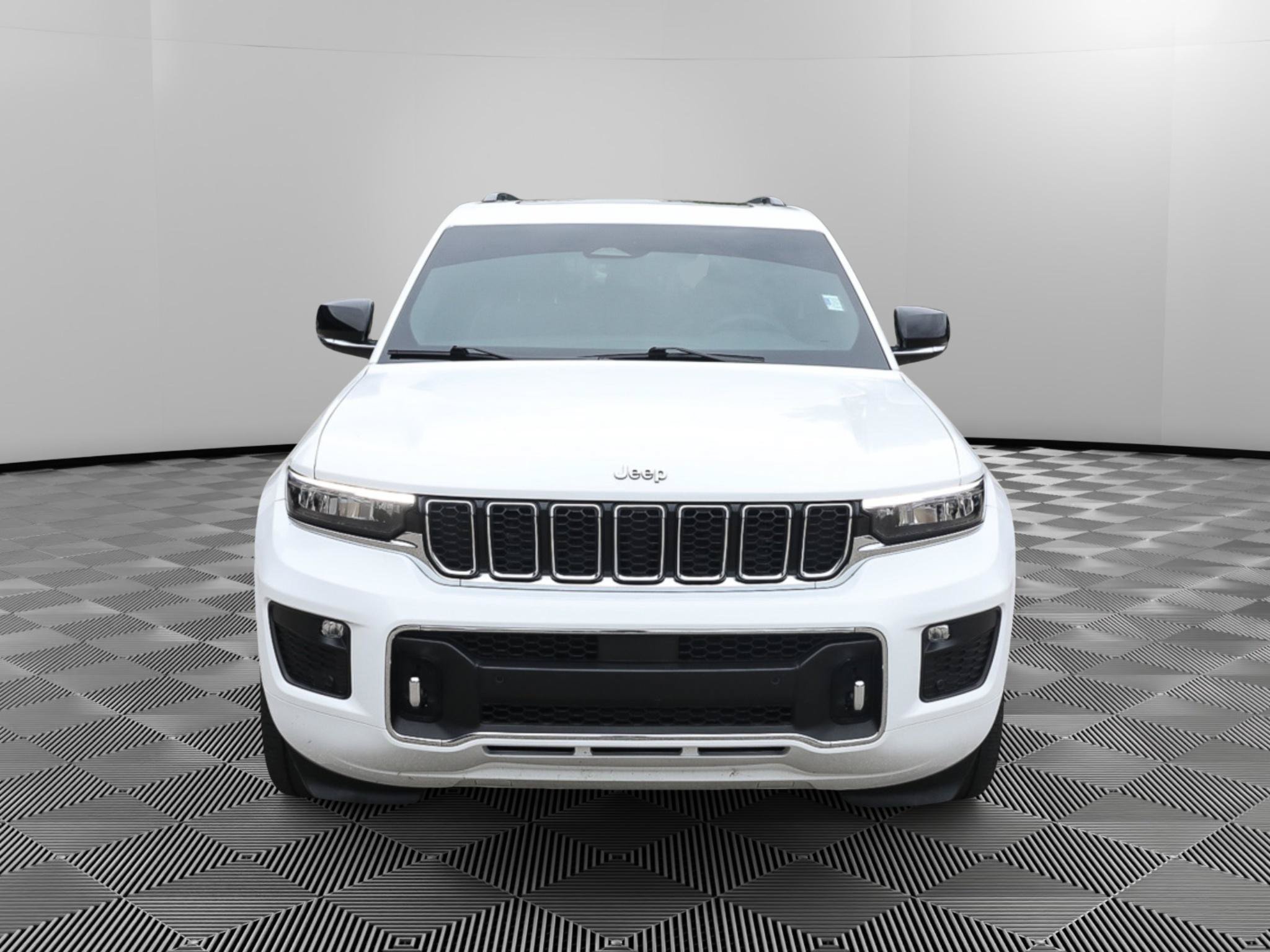Used 2023 Jeep Grand Cherokee Overland w/ Luxury Tech Group IV AWD/4WD image 10