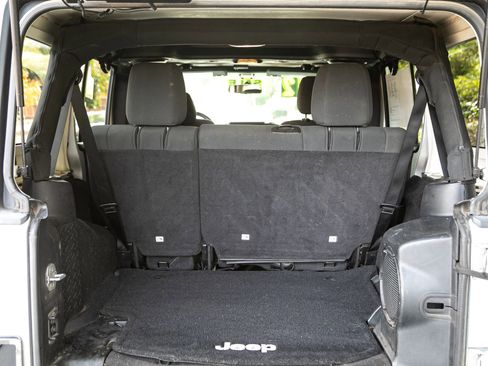 Used 2012 Jeep Wrangler Unlimited Rubicon w/ Connectivity Group image 34