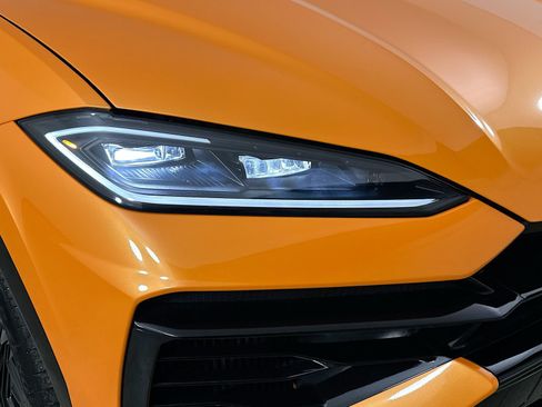 Used 2025 Lamborghini Urus SE AWD/4WD image 10