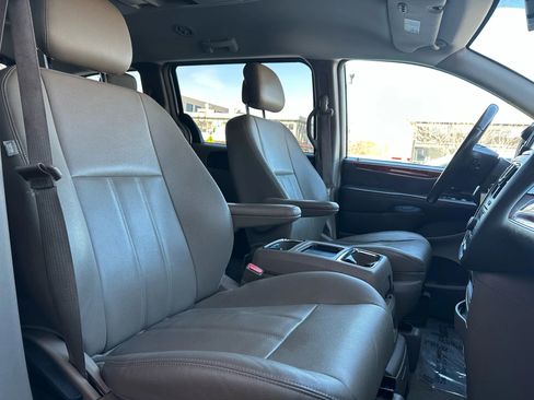 Used 2016 Chrysler Town & Country Touring image 17