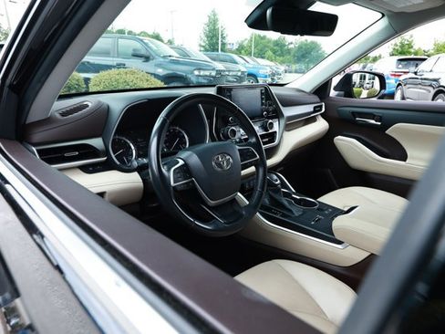 Used 2022 Toyota Highlander XLE FWD image 27