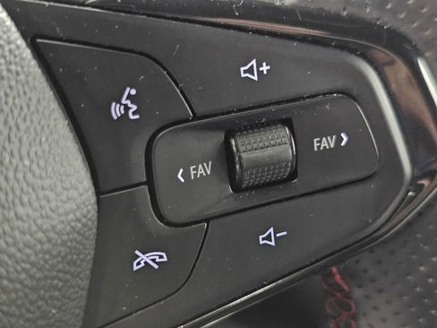 Used 2024 Chevrolet Trax RS FWD image 32