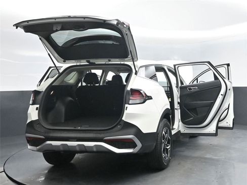 Used 2025 Kia Sportage LX image 19