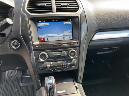 Used 2017 Ford Explorer XLT w/ Equipment Group 202A AWD/4WD image 12