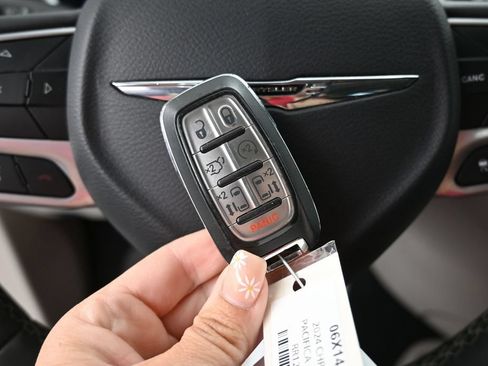 Used 2024 Chrysler Pacifica Touring-L FWD image 37