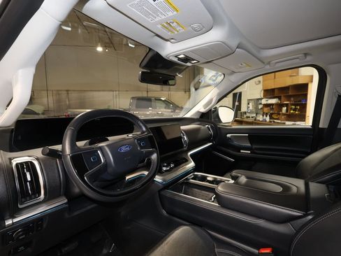 Used 2025 Ford Expedition Platinum AWD/4WD image 9