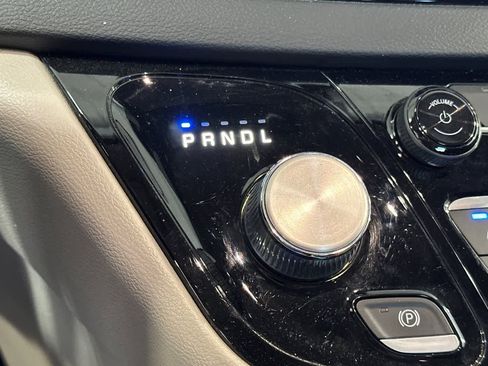 Used 2022 Chrysler Pacifica Touring-L image 24