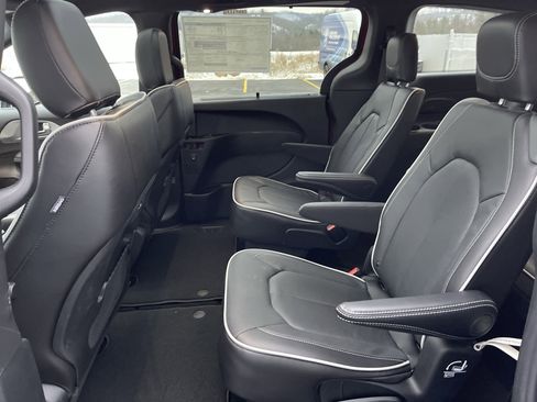 New 2026 Chrysler Pacifica Limited w/ Trailer Tow Group image 13