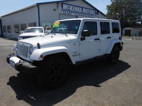 Used 2016 Jeep Wrangler Unlimited Sahara w/ Connectivity Group image 5