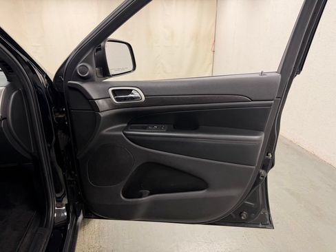 Used 2018 Jeep Grand Cherokee Laredo AWD/4WD image 9