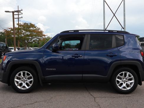 Used 2018 Jeep Renegade Latitude FWD image 2
