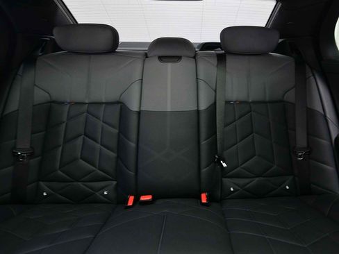 New 2025 BMW 750e xDrive w/ Premium Package image 9