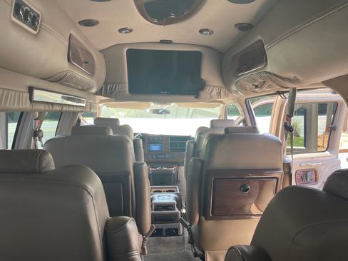 Used 2011 Chevrolet Express 2500 Extended RWD image 30