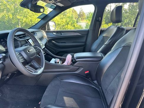 Used 2023 Jeep Grand Cherokee Altitude AWD/4WD image 9