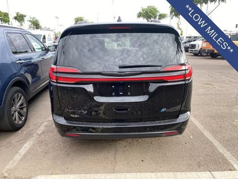 Used 2025 Chrysler Pacifica Premium FWD image 4
