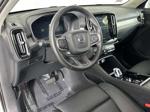 Used 2025 Volvo XC40 B5 Plus image 9