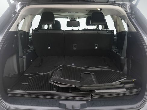 Used 2024 Toyota Highlander XLE image 9