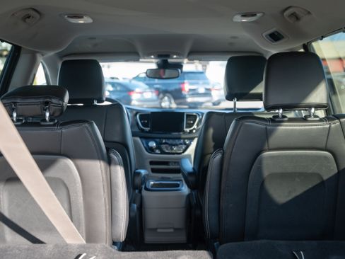 Used 2023 Chrysler Pacifica Touring-L image 30