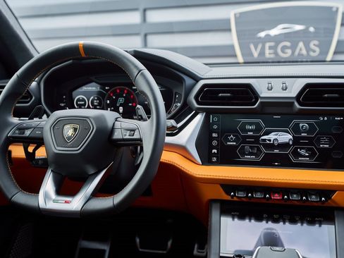 Used 2025 Lamborghini Urus SE image 50