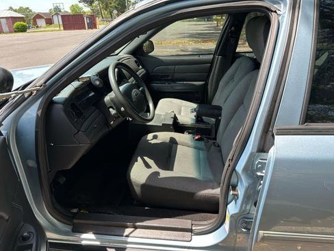 Used 2011 Ford Crown Victoria Police Interceptor image 5