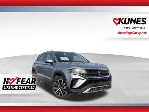 Used 2024 Volkswagen Taos SE image 1