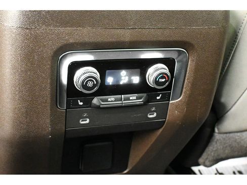 Used 2022 GMC Yukon SLT w/ SLT Luxury Package AWD/4WD image 29