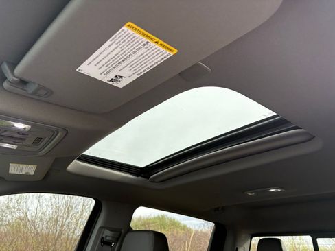 Used 2022 Chevrolet Silverado 1500 LTZ AWD/4WD image 2