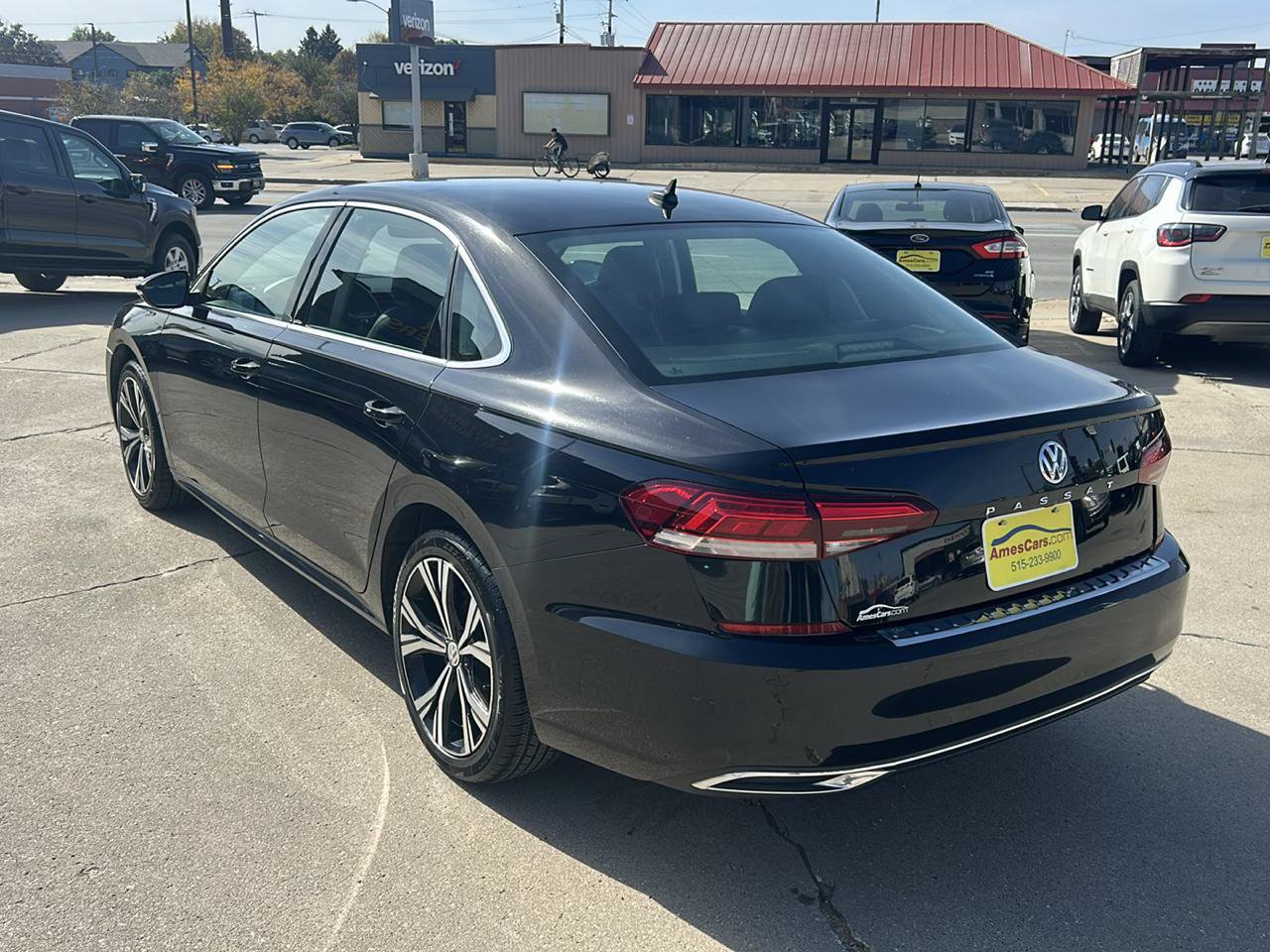 Used 2021 Volkswagen Passat 2.0T SE FWD image 5