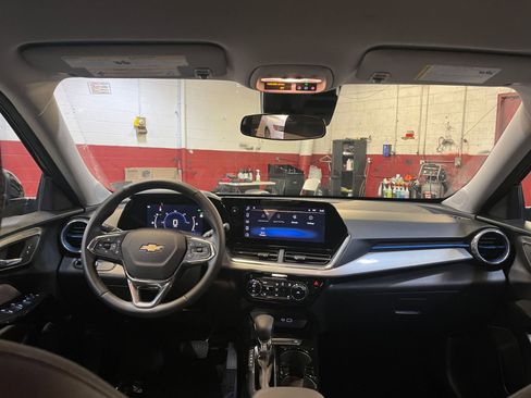 Used 2025 Chevrolet Trax LT w/ LT Convenience Package image 32