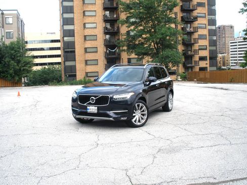 Used 2016 Volvo XC90 T6 Momentum w/ Momentum Plus Package AWD/4WD image 18