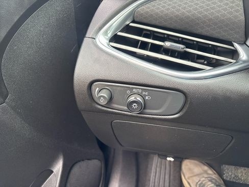 Used 2018 Chevrolet Malibu Hybrid image 13