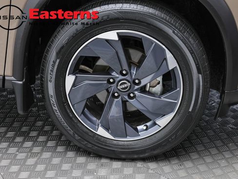 Used 2024 Nissan Rogue SV w/ SV Premium Package FWD image 30
