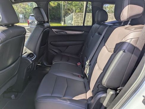 Used 2024 Cadillac XT6 Luxury FWD image 12