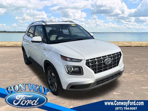 Used 2025 Hyundai Venue SEL FWD image 1