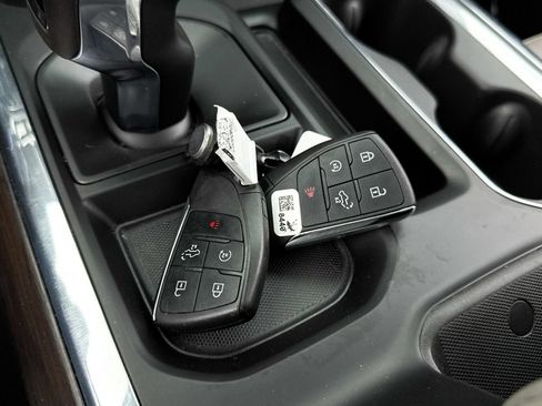 Used 2024 GMC Sierra 1500 SLT AWD/4WD image 39