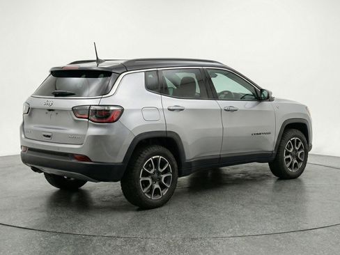 Used 2025 Jeep Compass Trailhawk AWD/4WD image 9