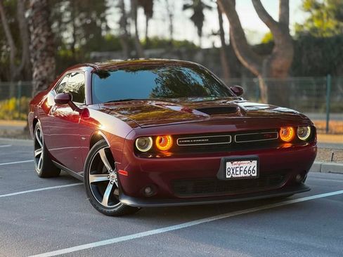 Used 2019 Dodge Challenger R/T w/ Driver Convenience Group RWD image 2