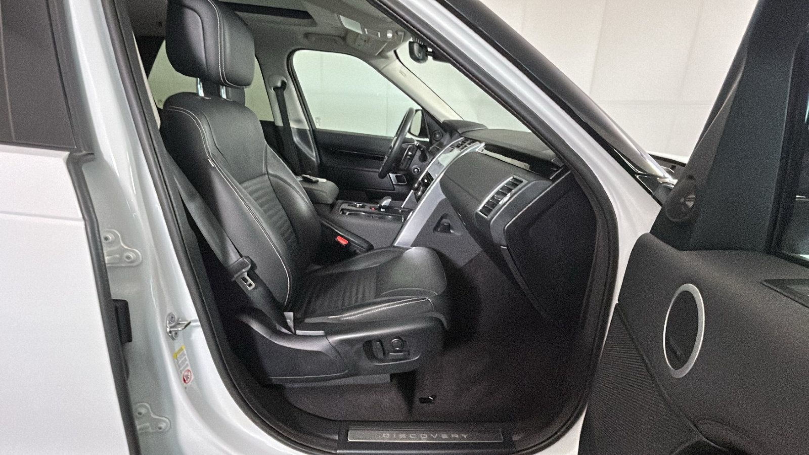 Used 2024 Land Rover Discovery S AWD/4WD image 33