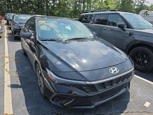 Used 2025 Hyundai Elantra Sport FWD image 2