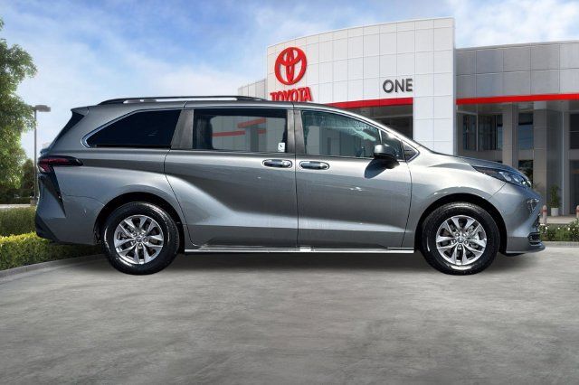 Certified 2026 Toyota Sienna XLE FWD image 3