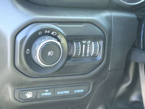 Used 2022 Jeep Wrangler Unlimited Sahara w/ Cold Weather Group AWD/4WD image 13