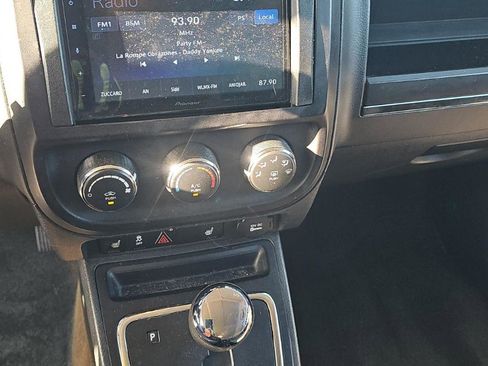 Used 2016 Jeep Patriot Latitude AWD/4WD image 12
