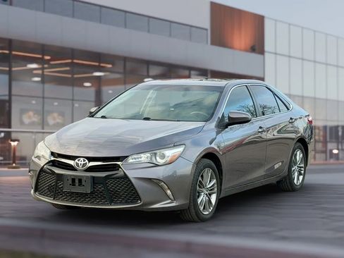 Used 2017 Toyota Camry SE w/ Moonroof Package FWD image 5