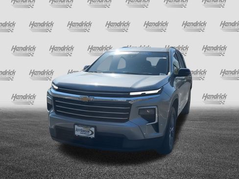 Used 2025 Chevrolet Traverse LT AWD/4WD image 3